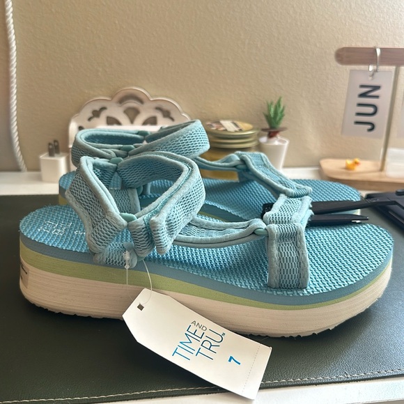 Time and Tru blue sandals - Picture 2 of 3